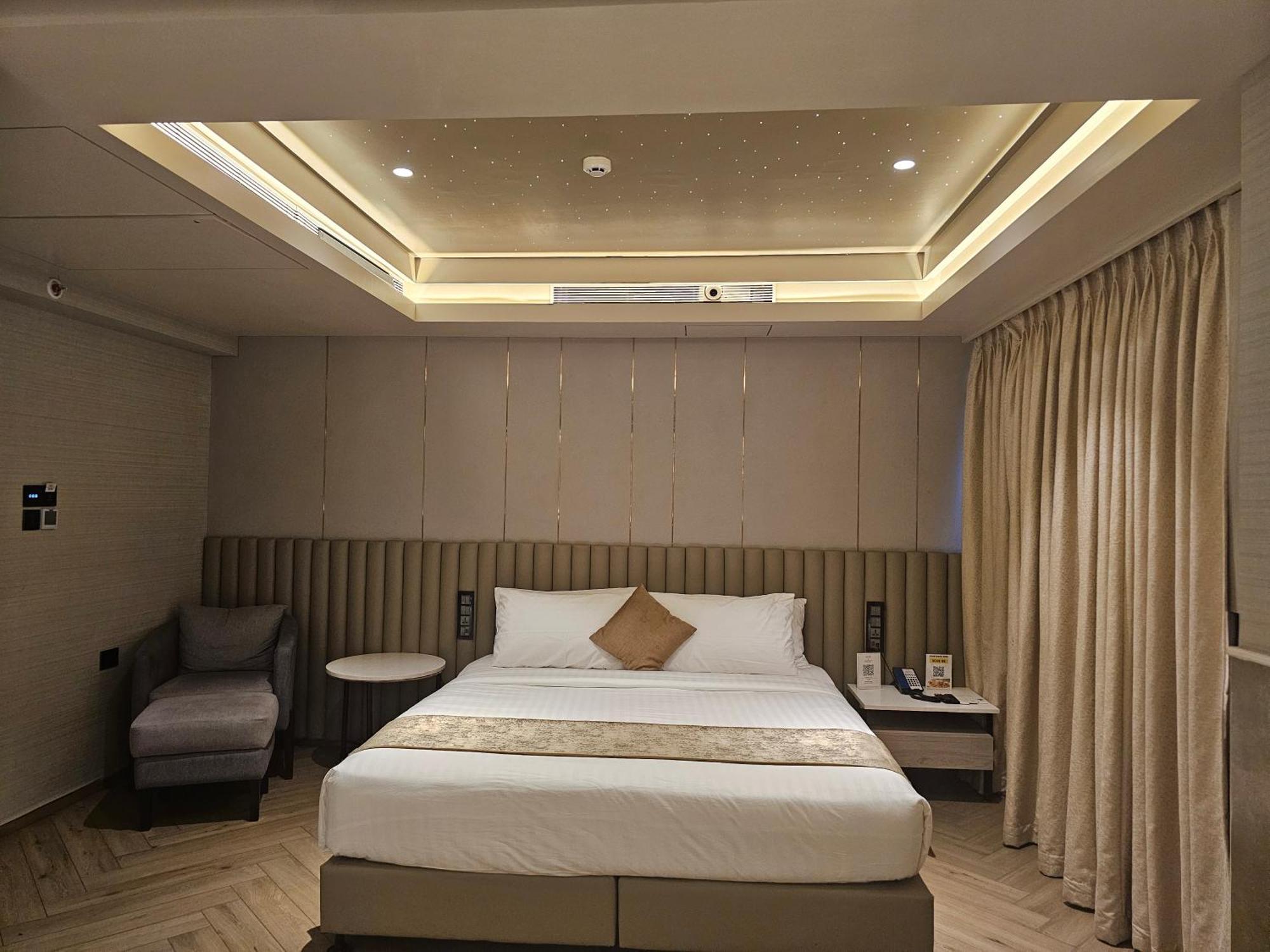 Dragonfly Hotel - The Art Hotel Мумбаї Екстер'єр фото
